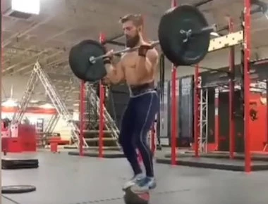 Λας Βέγκας: Κάνει άρση βαρών ισορροπώντας επάνω σε μια… μπάλα!